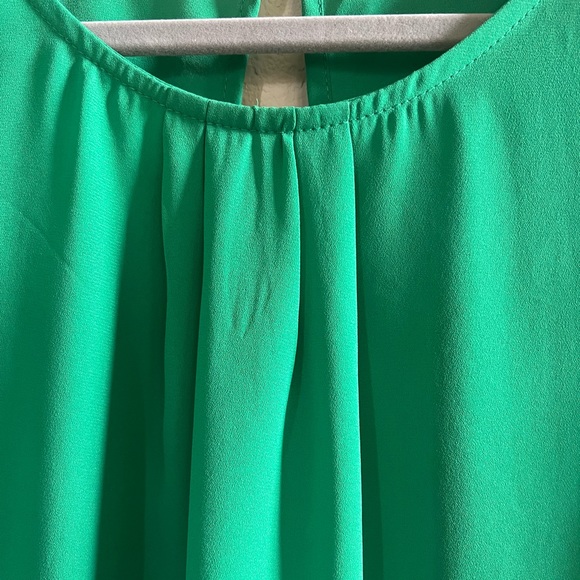 Gorgeous flowy green blouse with flutter sleeves - Picture 6 of 8
